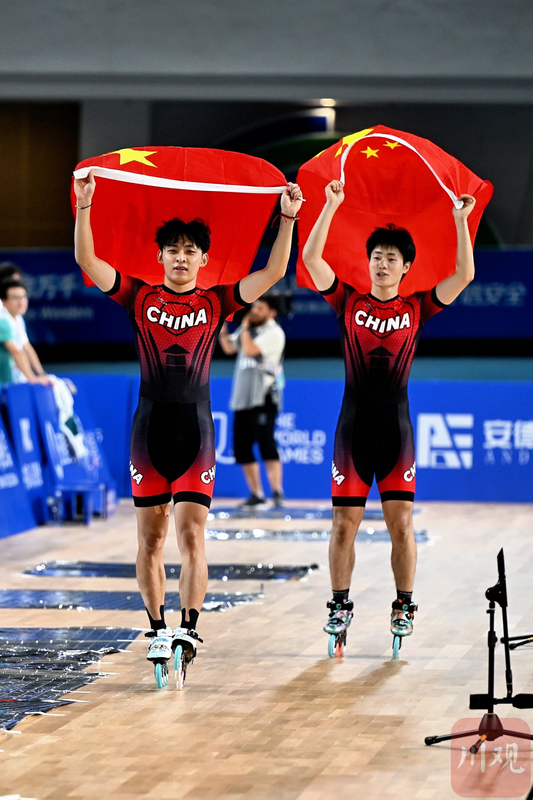 运动员们在赛场上挥洒汗水，为国争光